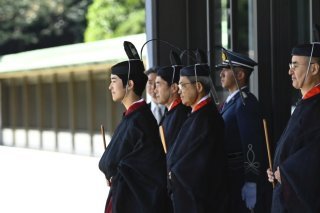 Le prince Hisahito a porté une coiffe traditionnelle symbolisant sa maturité, lors de la cérémonie officielle au palais impérial de Tokyo. KEYSTONE/AP/David Mareuil